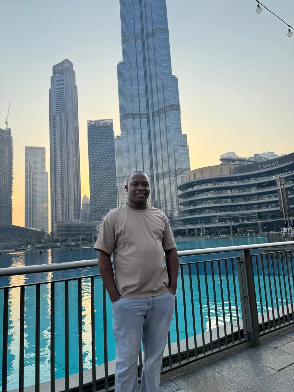 Feliciano junto ao lago do Dubai Mall, com o Burj Khalifa ao fundo